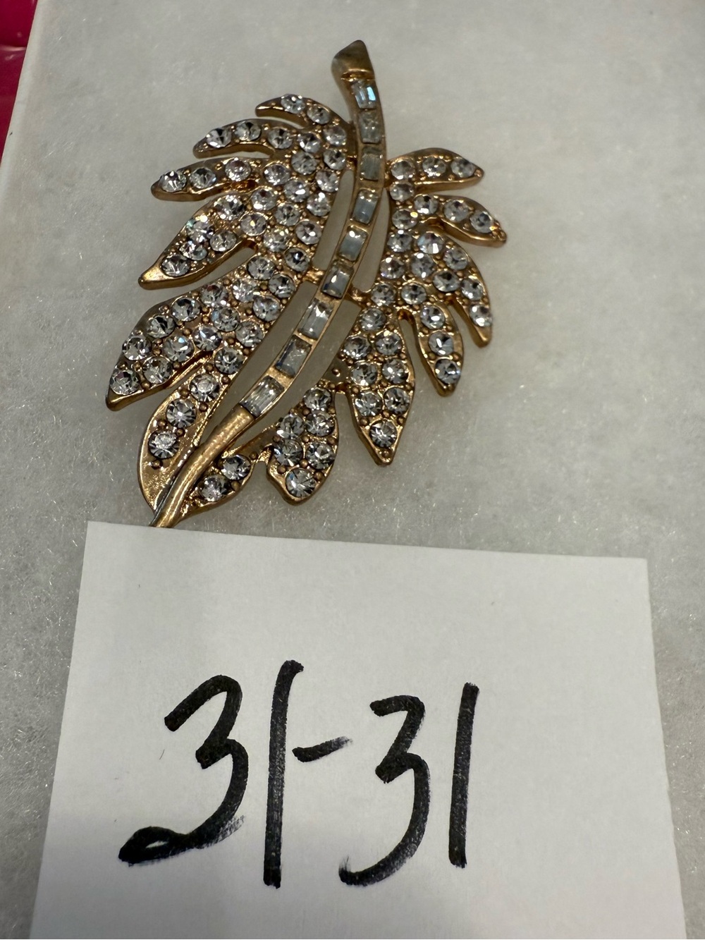 Vintage leaf gold tone brooch round and rectangular rhinestones - Picture 8 of 9